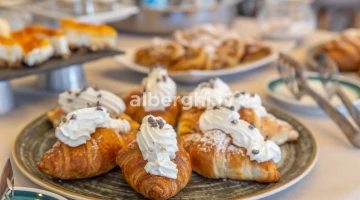Buffet petit-déjeuner avec croissants, viennoiseries, bombolini, beignets
