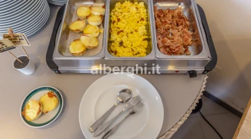 Buffet petit-déjeuner : chaud, froid, œufs brouillés, bacon