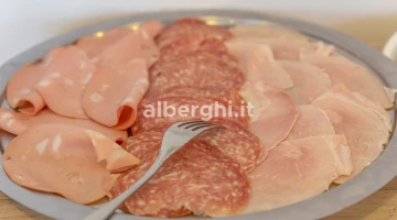 Buffet petit-déjeuner : charcuterie, fromages