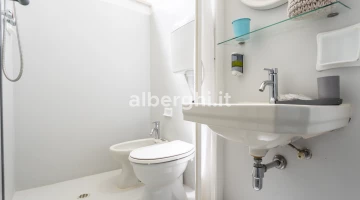 Salle de bain de la chambre économique avec vue sur la mer