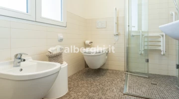 Salle de bain de la chambre double économique : cabine de douche, 12 m2