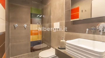 Salle de bain chambre double économique avec vue mer : cabine de douche, pas de bidet