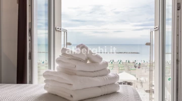 Chambre économique avec vue mer : petit balcon français
