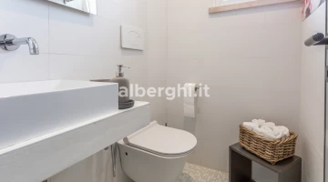 Chambre quadruple économique avec salle de bain et vue sur la mer