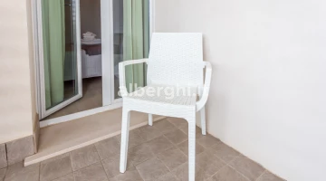 Chambre double Deluxe balcon : petit balcon d&#39;angle avec chaises