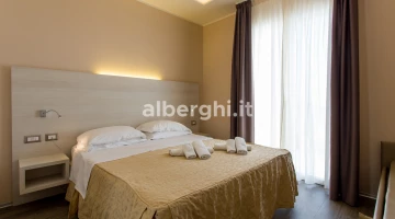 chambre double supérieure : 12m2, parquet, salle de bain avec douche