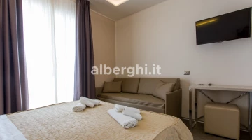 chambre triple supérieure : 14m2, mobilier raffiné, boiseries