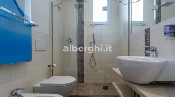 salle de bain de la chambre supérieure : grande cabine de douche en verre cristal