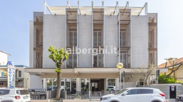 Facciata lato passeggiata: hotel situato in zona pedonale