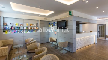 Hall biblioteca: libri a disposizione per adulti e bambini