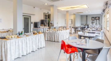 Sala colazioni buffet: disponibili seggioloni bambini