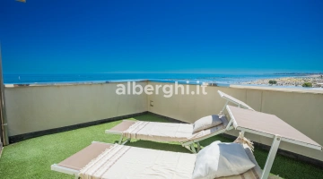 Solarium camera quadrupla attico: terrazza panoramica