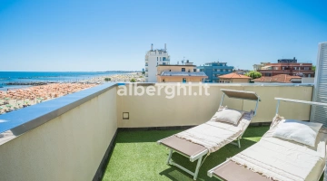 Solarium camera quadrupla attico: lettini+teli