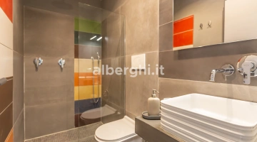 Bagno camera doppia economy vista mare: box doccia, no bidet