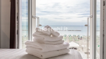 Camera economy vista mare: balconcino alla francese