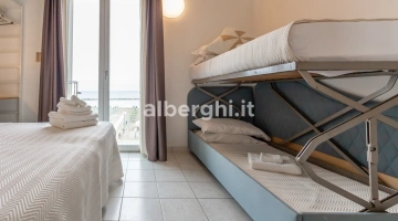 Camera quadrupla economy vista mare: 15mq, letto a castello