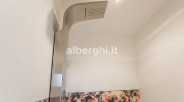 Sala doccia camera quadrupla economy vista mare