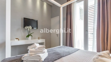 Camera doppia deluxe: letto a baldacchino, frigo, tv lcd