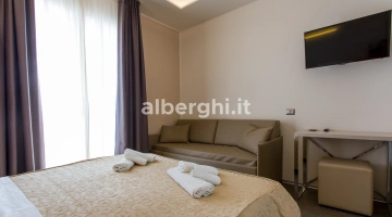 camera tripla superior: 14mq,arredi di pregio,boiserie legno