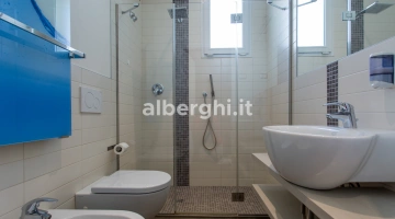 bagno camera superior: ampio box doccia in vetro cristallo