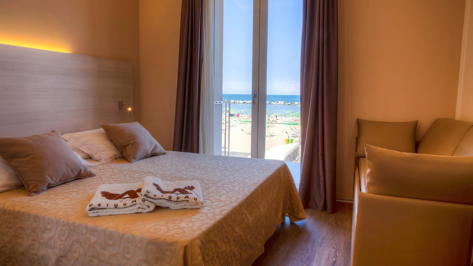 Chambre triple supérieure vue mer : rénovée, 14m2, cabine de douche